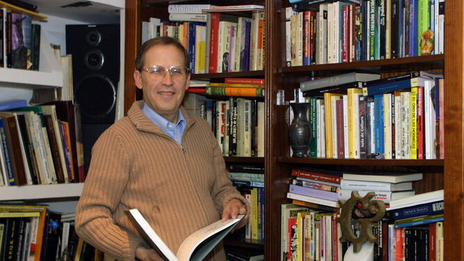 Melchor Saiz Pardo, rodeado de libros
