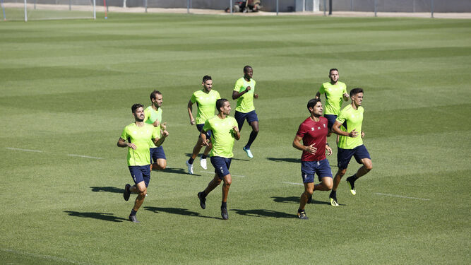 Varios jugadores del Granada, a la carrera durante un entrenamiento de la presente temporada.