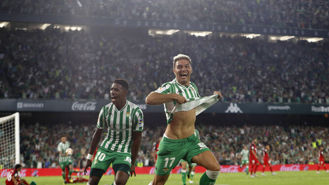 Joaquín celebra su gol en el minuto 80, a la postre definitivo para la victoria del Betis.