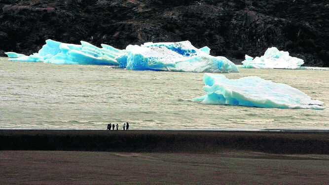 Un grupo de turistas mientras observan témpanos de hielo desprendidos del Glaciar Grey en Puerto Natales (Chile).