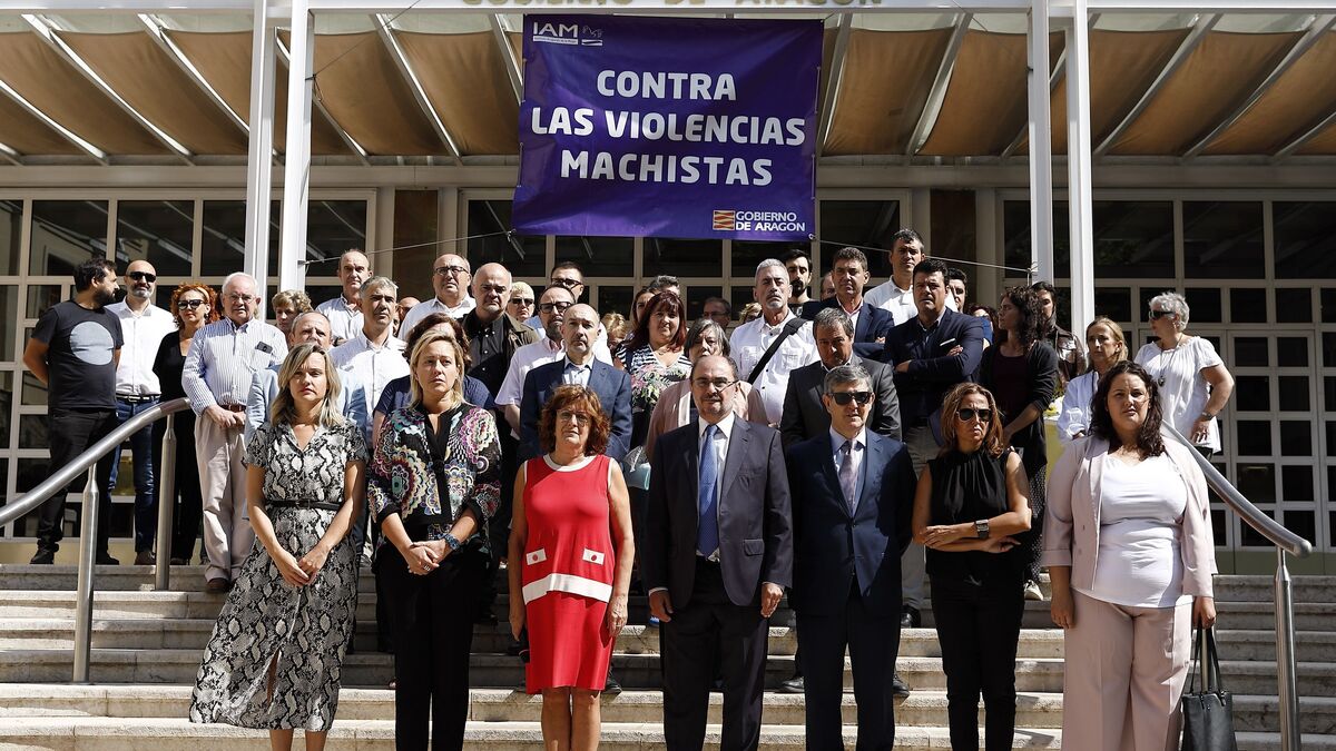 Minuto de silencio por las mujeres asesinadas en Zaragoza