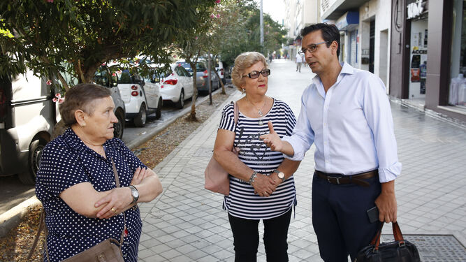 El alcalde, ayer, hablando con unas vecinas de La Chana durante la presentación de las obras de la antigua Carretera de Málaga.