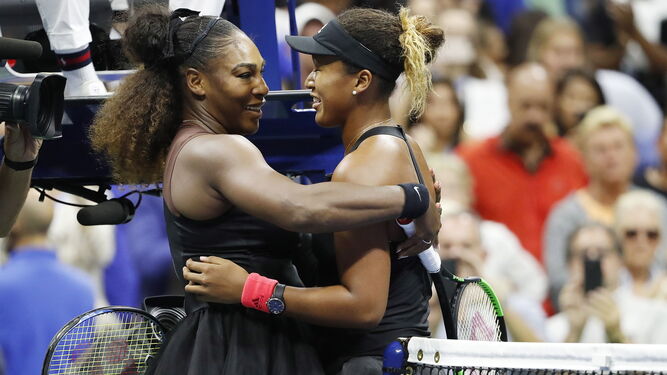 Serena Williams felicita a Naomi Osaka tras su victoria en la final del US Open.