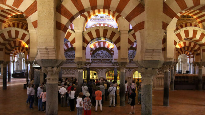 Turistas en el interior de la Mezquita-Catedral.