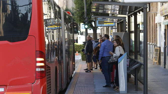 El servicio de autobús urbano fue quien asumió, junto al vehículo privado, el flujo de viajaron que suelen usar el Metro.