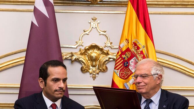El ministro Borrell, ayer, durante una firma con su homólogo de Catar, en el Palacio de Viana.