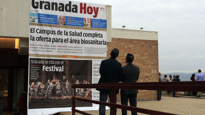 Una portada gigante de 'Granada Hoy'.