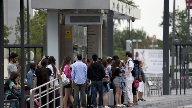 Viajeros esperando la llegada de un Metro, ayer en la parada de Estación de Autobuses.