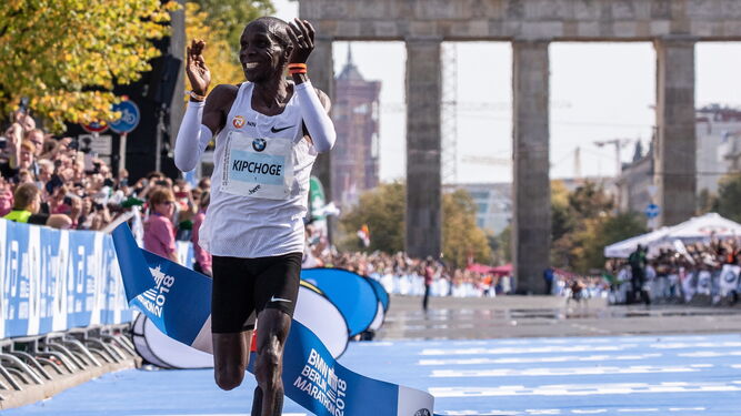 El keniano Eliud Kipchoge celebra con el público el triunfo conseguido en Berlín tras cruzar la línea meta.
