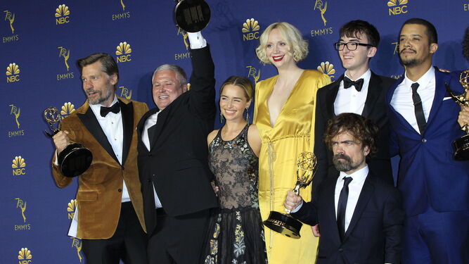 El elenco de 'Juego de Tronos' posa con el Emmy a Mejor Serie Dramática.