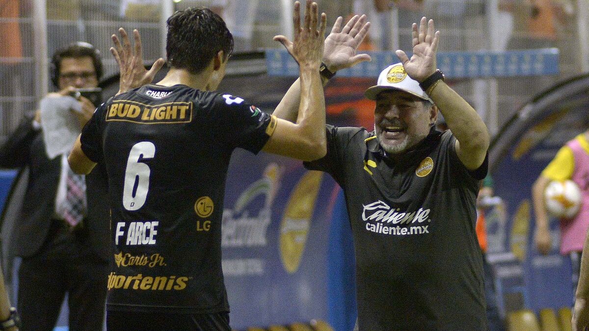 Maradona celebra la victoria con uno de sus futbolistas