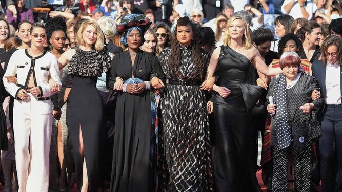 Blanchett posa junto a otras artistas después de dar el discurso en Cannes.