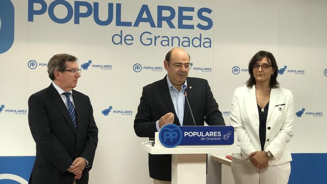 Sebastián Pérez junto a los senadores Luis González y María José Martín.