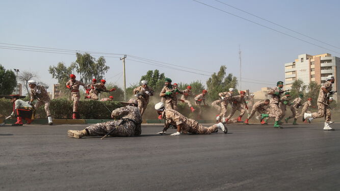 Soldados iraníes corren  o se tiran al suelo durante el ataque yihadista en Ahvaz.