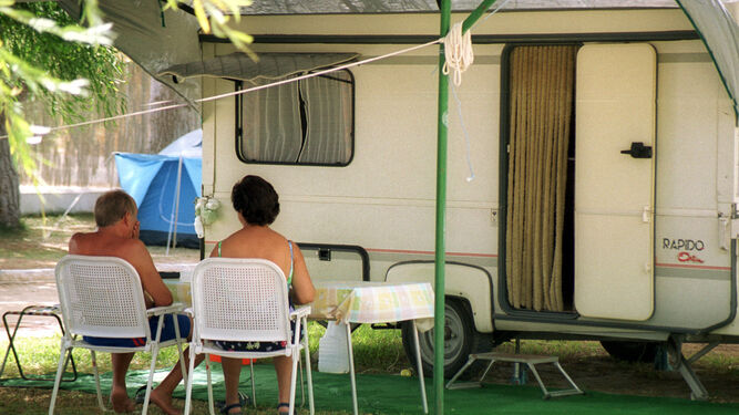 Dos campistas sentados frente a su caravana en el camping La Rana.