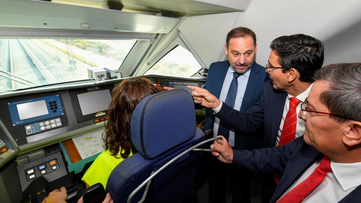 El ministro, el alcalde y el presidente de la Diputación junto a la maquinista que llevó el tren hasta Granada.