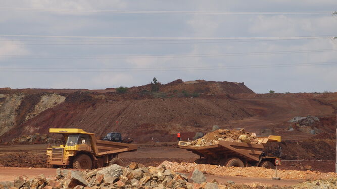 Camiones de gran tonelaje en la mina de Atalaya Mining.