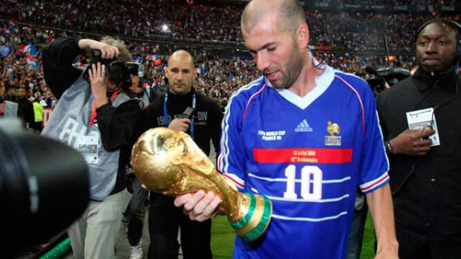 Zidane posa con la Copa Mundial conquistada en 1998