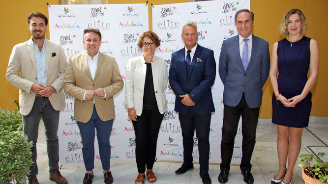 Representantes de Elite Travel Group y responsables de turismo en Granada.