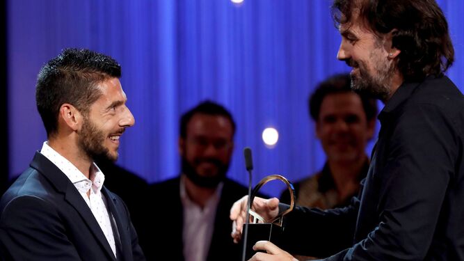 Isaki Lacuesta recibe la Concha de Oro de manos del actor Israel Gómez.