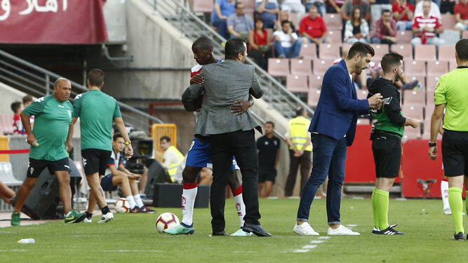 Diego Martínez abraza a Adrián Ramos tras salir del campo, mientras el delegado Manolo Lucena se dirige al cuarto árbitro.