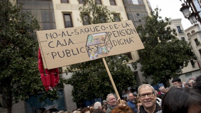 Un pensionista porta una pancarta en una protesta anterior.