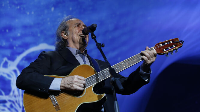 Joan Manuel Serrat, ayer, en su concierto en el Palacio de Congresos.