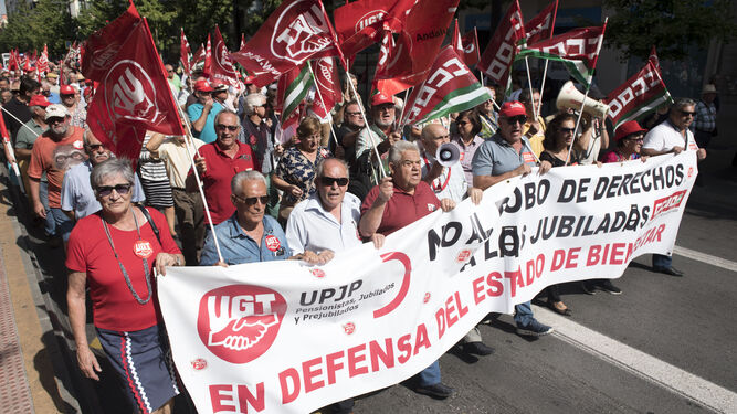 Cerca de 300 personas secundaron la manifestación en defensa de unas pensiones dignas en la Gran Vía.