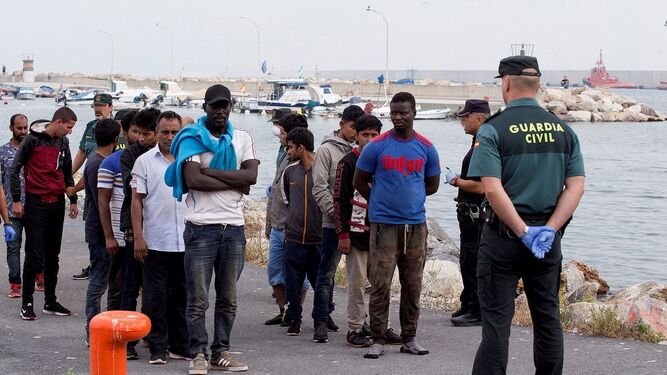 Inmigrantes en los muelles del puerto de Motril, a donde llegó uno de los contingentes.