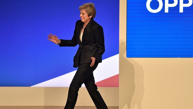 Theresa May da unos pasos de baile antes de ofrecer su discurso ante el congreso anual del Partido Conservador que se clausuró el miércoles en Birmingham.