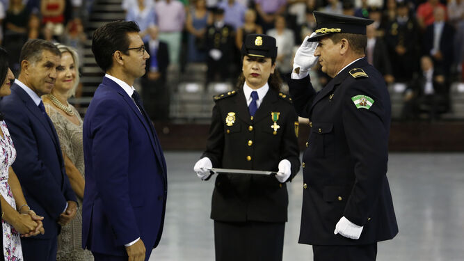 Francisco Cuenca pone la medalla al inspector de Policía Local, Jacinto Sánchez.