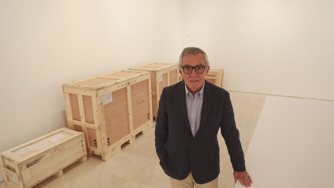 José Lebrero, en plena instalación de la exposición 'El sur de Picasso. Referencias andaluzas', en el Museo Picasso Málaga. Abajo, una muestra anterior en el centro.