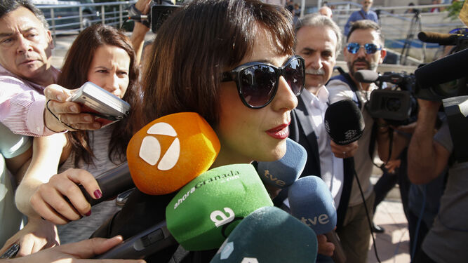 Juana Rivas atiende a los medios de comunicación en la vía pública.