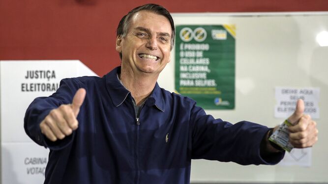 El candidato ultraderechista Jair Bolsonaro saluda a la salida del colegio electoral en una región en la zona norte de Brasil.