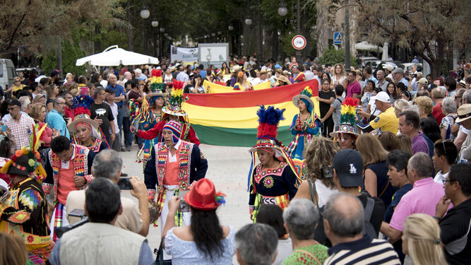 Un grupo de bolivianos pasea durante el último desfile.