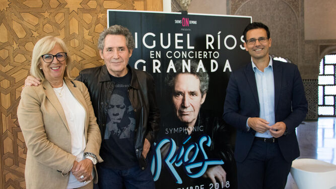 La concejal de Cultura, el músico y el alcalde de Granada presentaron ayer el concierto.