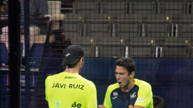 Javi Ruiz celebra un punto con su compañero Uri Botello.