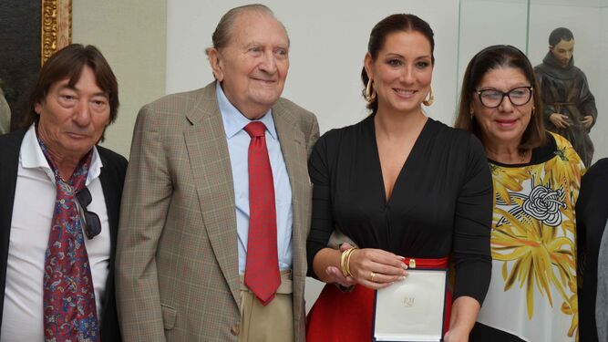 Marina Heredia posa junto a sus familiares y al presidente del Patronato, Miguel Rodríguez-Acosta Carlström.