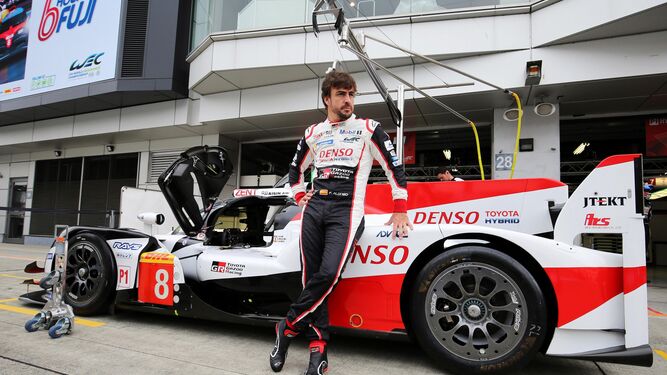 Alonso posa delante del Toyota perteneciente al Gazoo Racing