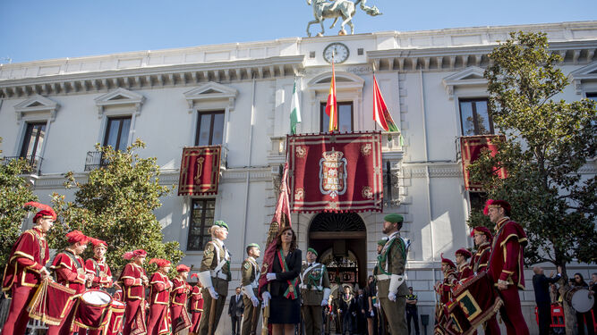 Numerosos granadinos asistieron con banderas de España al desfile.