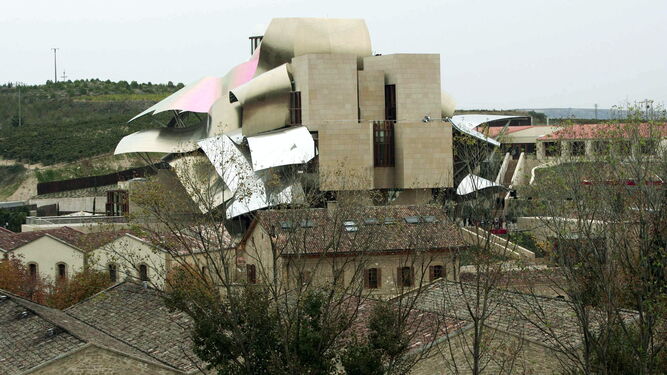 1. La bodega Codorniu diseñada por Puig i Cadafalch en 1904. 2. La impresionante bodega Ysios, de Santiago Calatrava. 3. Marqués de Riscal, de Frank Gehry.