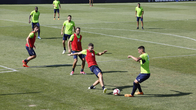 Varios jugadores del Granada, durante un partidillo de entrenamiento en la Ciudad Deportiva.