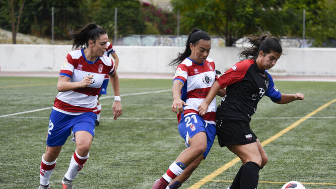 Dos jugadoras del Granada presionan a una rival.
