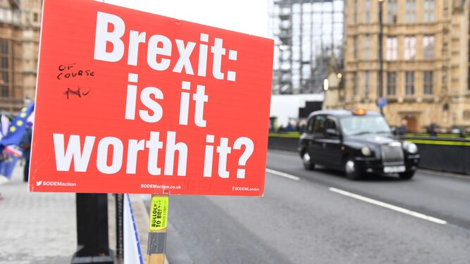 "¿Merece la pena el Brexit?", se pregunta una pancarta en Londres