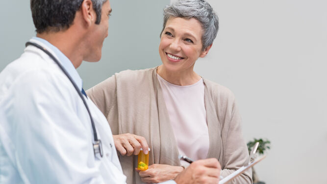 El profesional médico debe asesorar y tratar con naturalidad la salud sexual de la mujer en la menopausia.