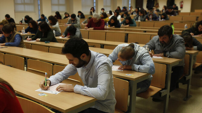 Un grupo de opositores completa la prueba escrita en un centro de Andalucía.