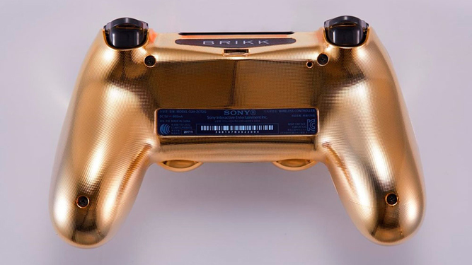 Una imagen del DualShock 4 bañado en oro.