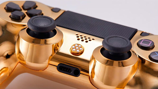 Una imagen del DualShock 4 bañado en oro.