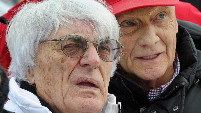 Niki Lauda, a la derecha, junto a Bernie Ecclestone