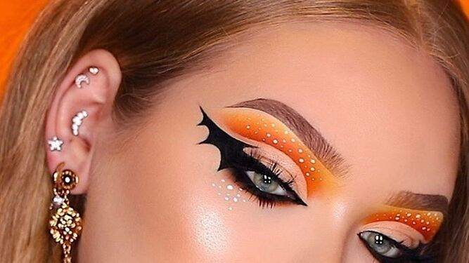 Maquillaje de ojos de Halloween con eyeliner de alas de murci&eacute;lago, de @nikkietutorials